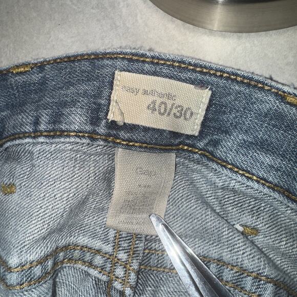 Gap Men's Easy Authentic Jeans Sz 40x30 Blue Denim Light Wash Bleach SPOT ON LEG - Picture 5 of 9